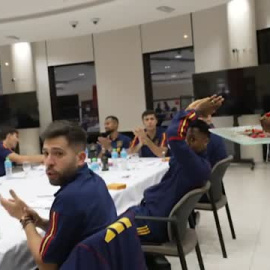 El portero de la selección Robert Sánchez cumple 25 años en plena concentración en Catar