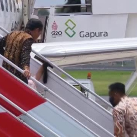 La primera dama de Indonesia se cae al salir del avión a su llegada al G20