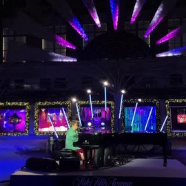 Elton John protagoniza el encendido navideño de una emblemática tienda de Nueva York