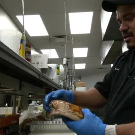 Más crujiente, más sabor: pavos fritos para Acción de Gracias