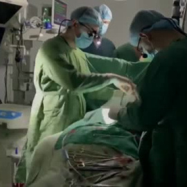 Médicos ucranianos operan sin luz a corazón abierto a un niño