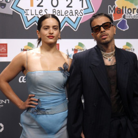 Los cantantes Rosalía y Rauw Alejandro, posan en el photocall de los 40 Music Awards 2021 en el Velèdrom de Palma, a 12 de noviembre de 2021, en Palma de Mallorca, Mallorca, Baleares (España). Isaac Buj / Europa Press (Foto de ARCHIVO)