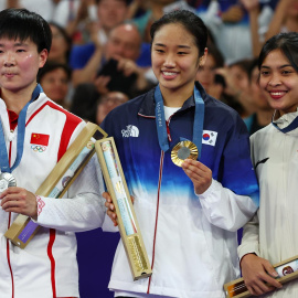 La medallista de plata He Bingjiao de China (izq) en el podio de las competencias individuales femeninas de bádminton en los Juegos Olímpicos de París 2024, a 05 de agosto de 2024. — EFE/EPA/DIVYAKANT SOLANKI
