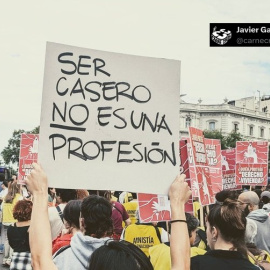 Cartel exhibido en la manifestación por la vivienda en Madrid: "Ser casero no es una profesión". / @carnecrudaradio