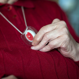 Les persones usuàries del Servei Local de Teleassistència disposen d’un dispositiu per utilitzar en cas d’emergència – Josep Cano / Diputació de Barcelona