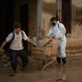 Dos personas en una de las zonas afectadas por la DANA, a 8 de noviembre de 2024, en Paiporta, València.