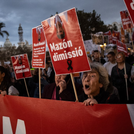 Una mujer un cartel durante una manifestación que recorre las calles de València para exigir la dimisión del presidente de la Generalitat Valenciana, a 9 de noviembre de 2024.