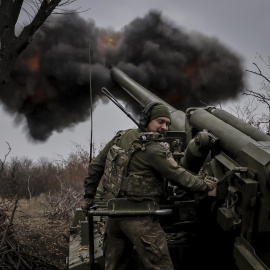 Militares ucranianos se preparan un lanzamiento de misiles, a 18 de noviembre de 2024.