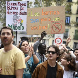Varias personas durante una manifestación para denunciar el precio de los alquileres, en Madrid.
