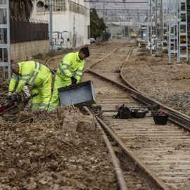 Operarios de Renfe realizan labores de limpieza y reconstrucción, a 21 de noviembre de 2024, en Algamesí, València.