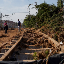 Dos personas en una zona afectada por la DANA, a 17 de noviembre de 2024, en Paiporta