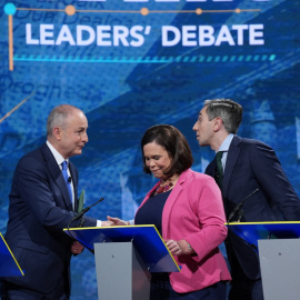 Los líderes de las tres formaciones irlandesas. De izquierda a derecha: Micheal Martin, de centro-derecha; Mary Lou McDonald, del Sin Féin; y Simon Harris, de centro-izquierda.