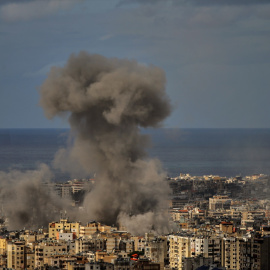 Nubes de humo tras un ataque aéreo israelí dirigido a una zona del suburbio del sur de Beirut, este lunes.