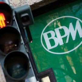 El logo de la Banca Popolare di Milano (BPM) en una de sus oficinas en el centro de Milán. REUTERS/Alessandro Garofalo