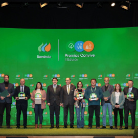 El presidente de Iberdrola, Ignacio Sánchez Galán, y el de la Junta de Castilla y León, Alfonso Fernández Mañueco, con los galardonados en los premios 'Convive' a las mejores iniciativas para la convivencia de las energías renovables con la