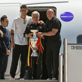 El presidente de la selección española, Pedro Rocha (c), junto al seleccionador, Luis de la Fuente (d), y el capitán, Álvaro Morata, a su llegada a Barajas.