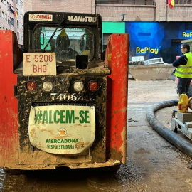 Maquinaria limpiando las calles afectadas por la DANA en Catarroja.