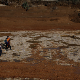  Voluntarios caminan por el barranco el Poyo a la altura de Loriguilla, Valencia, este domingo, mientras continúan las labores de limpieza en varios municipios de la región tras el paso de la dana que causó más de 200 muertos el pasado 29 d