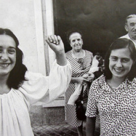  María Jesús Dasca y Concepción Tristán a su salida de la cárcel de Alcalá de Henares, el 16 de julio de 1977.