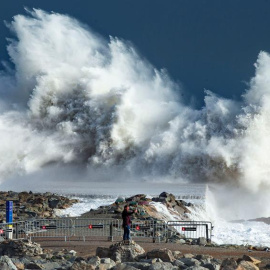 Imatge del temporal Glòria a Barcelona, on ha provocat fortes onades. ENRIC FONTCUBERTA.