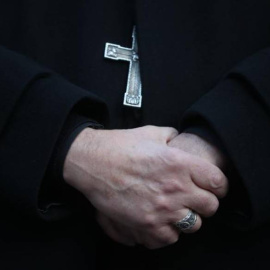 Detalle de las manos de un sacerdote.- EFE