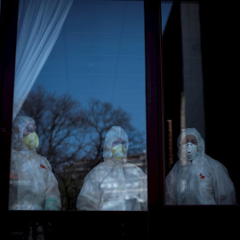 Trabajadoras en el interior de la residencia de mayores San Carlos de Celanova (Ourense), este lunes. EFE/Brais Lorenzo