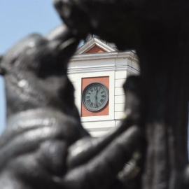 Fotografía del reloj Puerta del Sol (Madrid). La Comisión Europea(CE) propondrá poner fin al cambio al horario de invierno en la UE tras analizar los resultados de una consulta pública en la que "millones" de ciudadanos pidieron mantener el