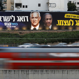 Cartel electoral en Tel Aviv en el que aparecen representados Benny Gantz (i) y Benjamín Netanyahu (d), los dos candidatos a convertirse en primer ministro tras las terceras elecciones en Israel./ Amir Cohen (Reuters)