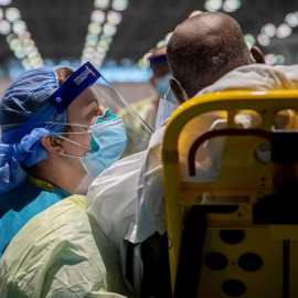 Una enfermera atiende a un paciente en Nueva York./ REUTERS