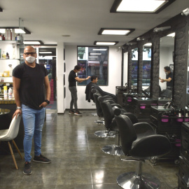 Amed Asar (izq) y su socio (dcha) en su centro de estética ubicado cerca del Paseo de la Reforma de la Ciudad de México. El primer día que tuvieron trabajo en esta semana fue el jueves. | Anna Portella