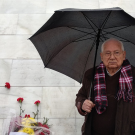 Guzmán Guzmán, en el monumento del cementerio de San Rafael. B.D.