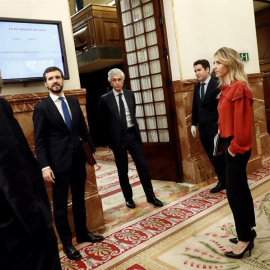 El líder del PP, Pablo Casado junto con otros miembros del partido, Cayetana Álvarez de Toledo, Teodoro García Egea y Adolfo Suárez Illana en los pasillos del Congreso tras el pleno extraordinario celebrado este miércoles para explicar la d
