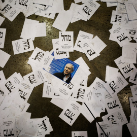 Papeletas del Likud con la cara de Benjamín Netanyahu en el suelo./Amir Cohen (Reuters)