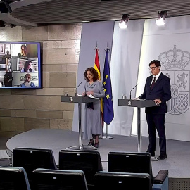 Captura de la señal institucional de Moncloa de los ministros Portavoz, María Jesús Montero y de Sanidad, Salvador Illa, durante la rueda de prensa posterior a la reunión del Consejo de Ministros. EFE