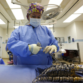 Una enfermera prepara una sala de quirófano en el Centro Médico de la Universidad de Mississippi en Jackson, Mississippi. Imagen de archivo. | Reuters