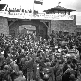 Prisioneros de Mauthausen saludan a la 11ª División Acorazada de los EE UU por su liberación