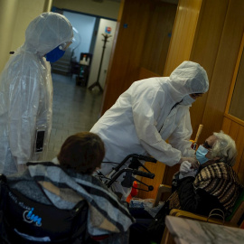 21/04/2020.- Voluntarios de la ONG Pro-Activa Open Arms trasladan a personas mayores de una residencia de Barcelona a hospitales de la ciudad, este martes,trigésimo octava jornada del estado de alarma decretada por el Gobierno a causa de la