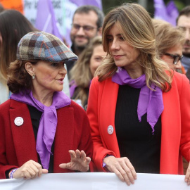 Begoña Gómez (d), esposa del presidente de España, Pedro Sánchez, conversa con la vicepresidenta primera del Gobierno, Carmen Calvo (i), en la manifestación por el Día de la Mujer, este domingo en Madrid. EFE/ Rodrigo Jiménez