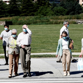 22/06/2020.- Un grupo de personas con mascarilla pasean por un parque. EFE/Jesús Diges/Archivo