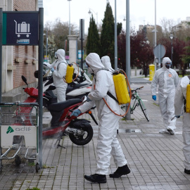 Efectivos de la UME desinfectan los exteriores de la estación de tren de Valladolid, este lunes, por la pandemia del coronavirus. EFE/NACHO GALLEGO