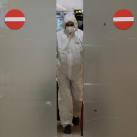 Imágenes de un sanitario en un hospital español./ EFE