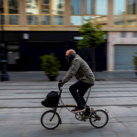 23/04/2020.- Un hombre monta en una bicicleta. EFE/Julio Muñoz/ Archivo