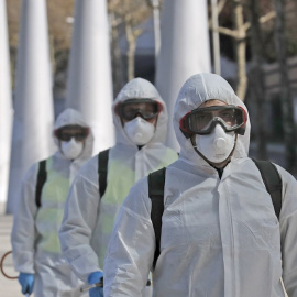 La Unidad Militar de Emergencias, UME, durante su despliege en Santiago de Compostela para patrullar y desinfectar algunas zonas, en una ciudad prácticamente desierta. EFE/Lavandeira jr.