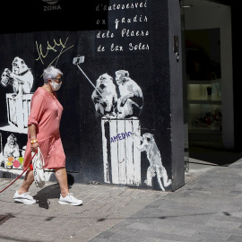 Dos ciutadans transiten pel carrer de la Mar de Badalona (Barcelona), durant el seixantè segon dia d'alarma decretat pel Govern espanyol a causa de la crisi de la Covid-19. EFE/Quique Garcia