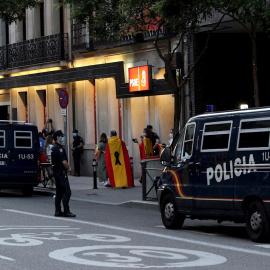 Despliegue policial junto a la sede del PSOE en la calle Ferraz de Madrid. - EFE/ Rodrigo Jiménez