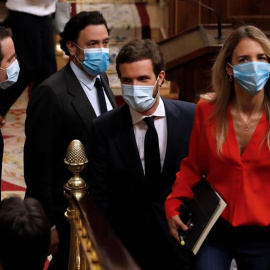El líder del PP, Pablo Casado (2d) junto a su portavoz parlamentaria, Cayetena Álvarez de Toledo (d) durante la primera sesión de control al Gobierno este miércoles en el Congreso tras el fin del estado de alarma y en víspera de que la Cáma