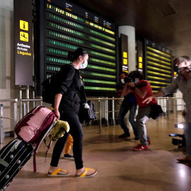 GRAFCVA5254. MANISES (VALENCIA), 21/05/2020.- El primer avión que llega a Valencia procedente del extranjero cuyos viajeros están obligados a pasar una cuarentena ha aterrizado unos minutos antes de las 14 horas de este jueves en el aeropue