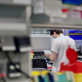 09/05/2020.- Técnicos sanitarios del Hospital Universitario Central de Asturias (HUCA), trabajan en el interior de la cabina de seguridad del laboratorio de virología de este centro de referencia del Principado y uno de los que más pruebas 