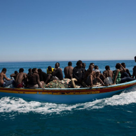 Imagen de archivo del rescate de una patera con varias personas en el Mediterráneo. EFE