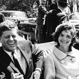 John F. Kennedy instantes antes de ser asesinado en Dallas.